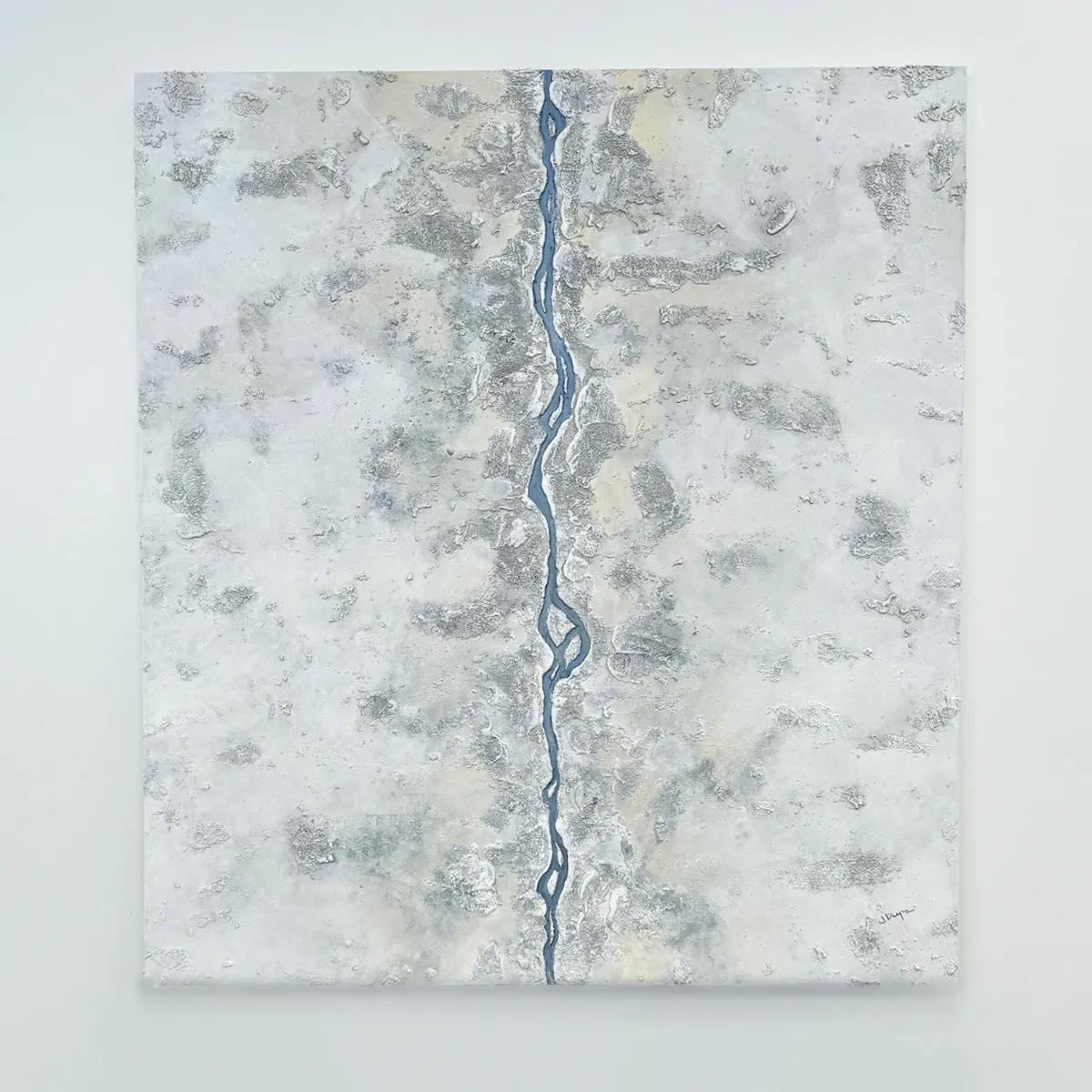 Blue Kintsugi, técnica mixta en blancos con una veta azul en relieve