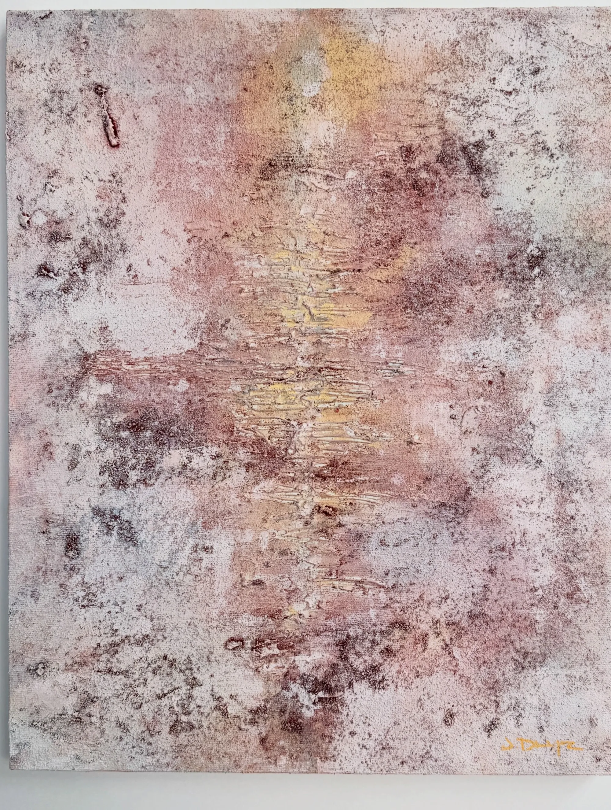 Obra abstracta vertical en rosa empolvado y crema con una espina dorada texturada central
