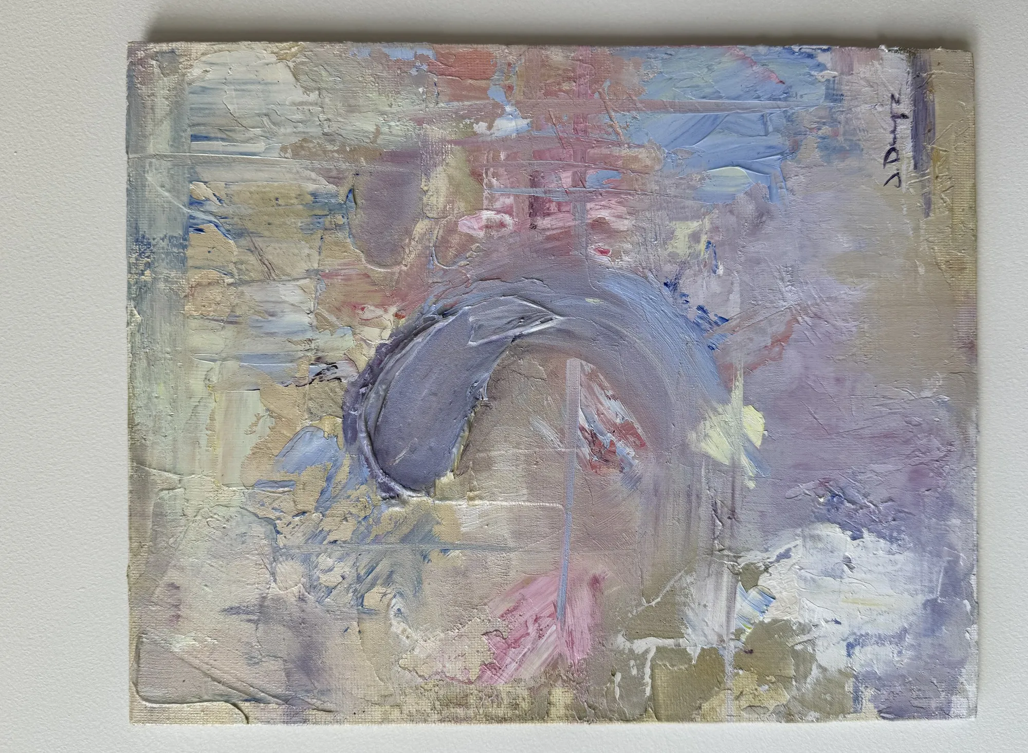 Obra abstracta horizontal en azul, lila, rosa y oro con un arco gris central