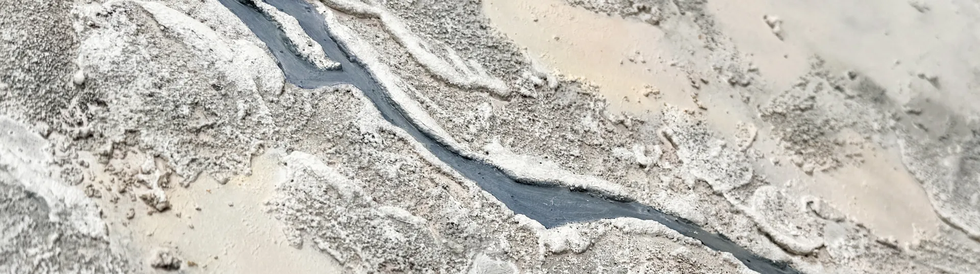 Close-up of the texture of an artwork by Jéssica Domínguez, with relief and a blue vein