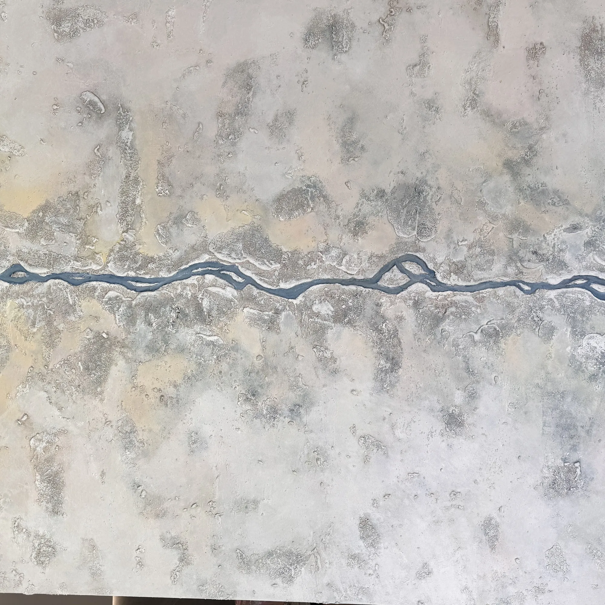 Obra abstracta cuadrada en blanco y gris con una línea azul ondulante y relieve de pasta
