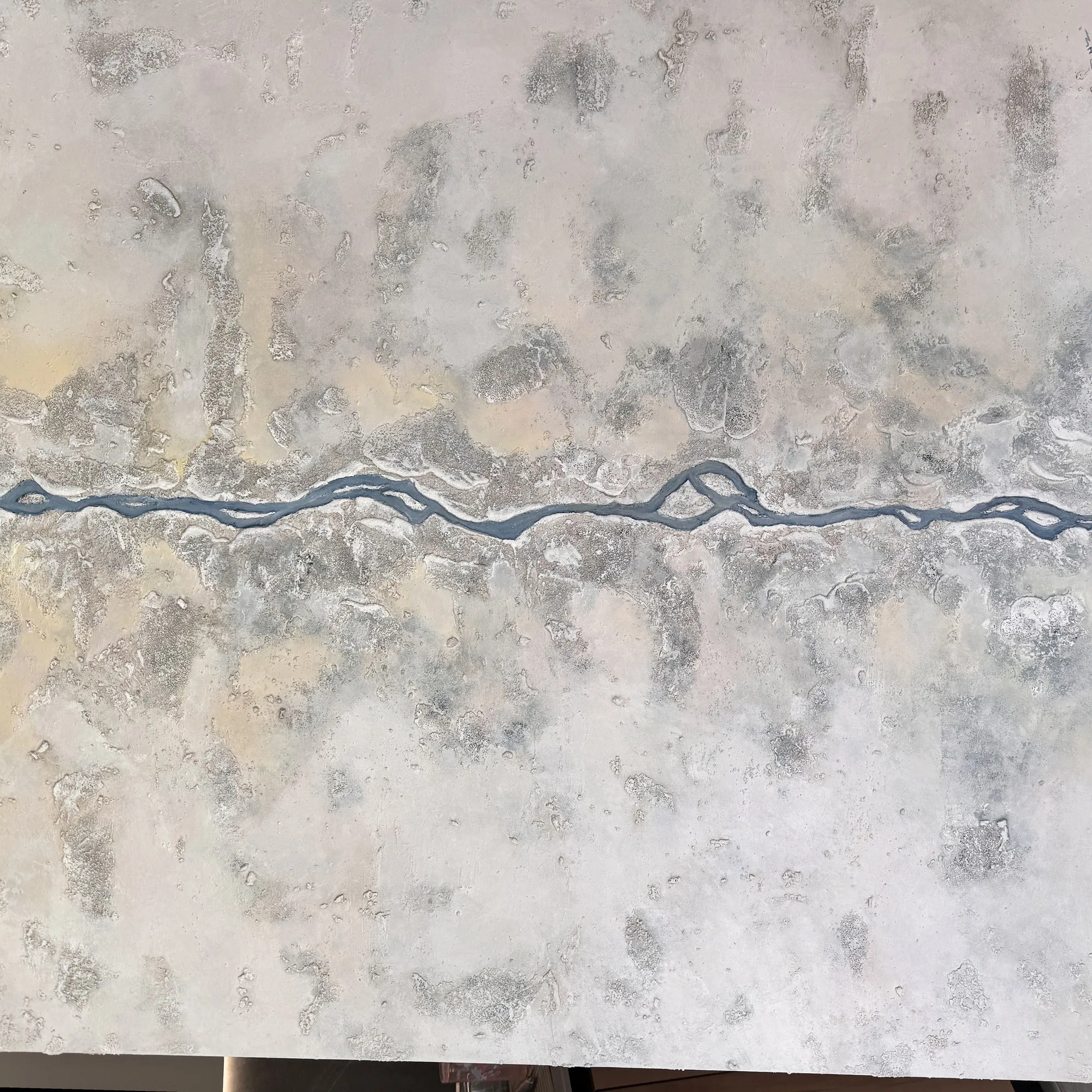 Obra abstracta cuadrada en tonos neutros con veta azul horizontal, pareja de Veta I